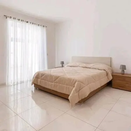 Creekville 3 Bedroom * Tal-Franciz